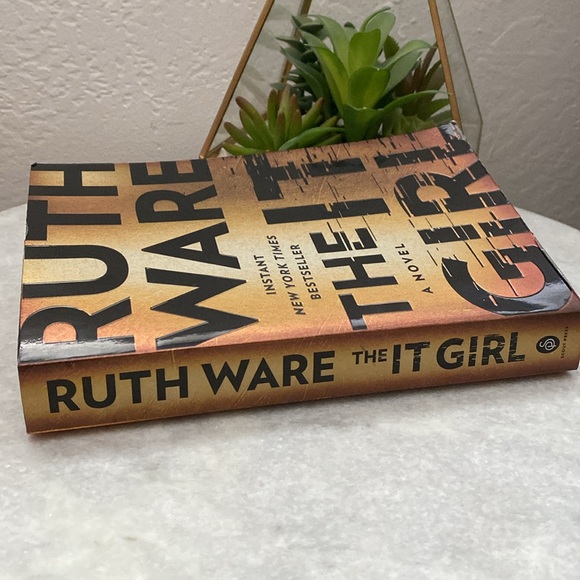 📚The IT Girl - Ruth Ware - Picture 3 of 4
